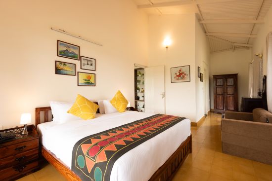 alt-text Main House Bedroom II with a king bed and side table - Ibex Stays & Trails, Kotagiri