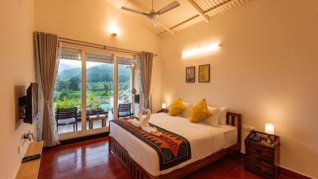 Room with a double bed and frames and a view - Ibex Stays & Trails, Kotagiri