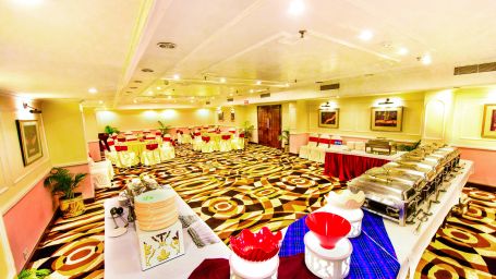 Banquet hall illuminated with bright lights, fully decorated to create an ideal atmosphere for celebrations.