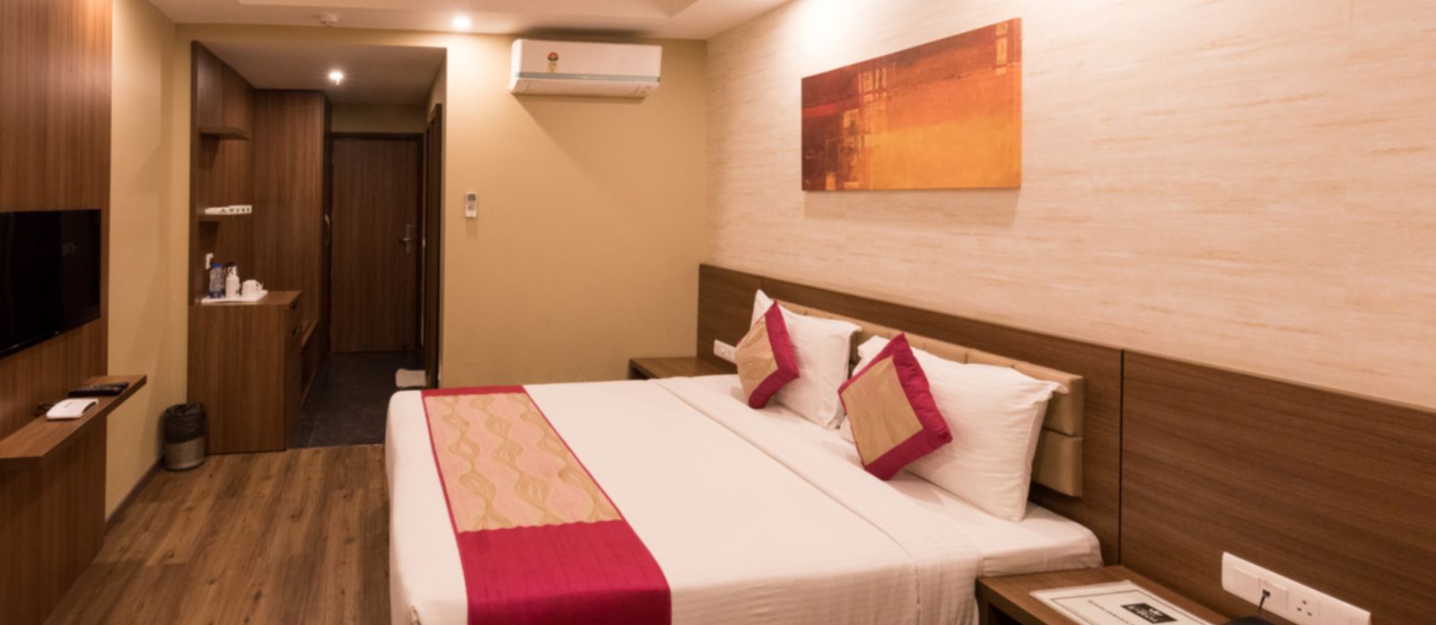 Deluxe Rooms with Complimentary Wi-Fi and a posh bed for a relaxing stay along with warm interiors - Le ROI Digha Hotel West Bengal3