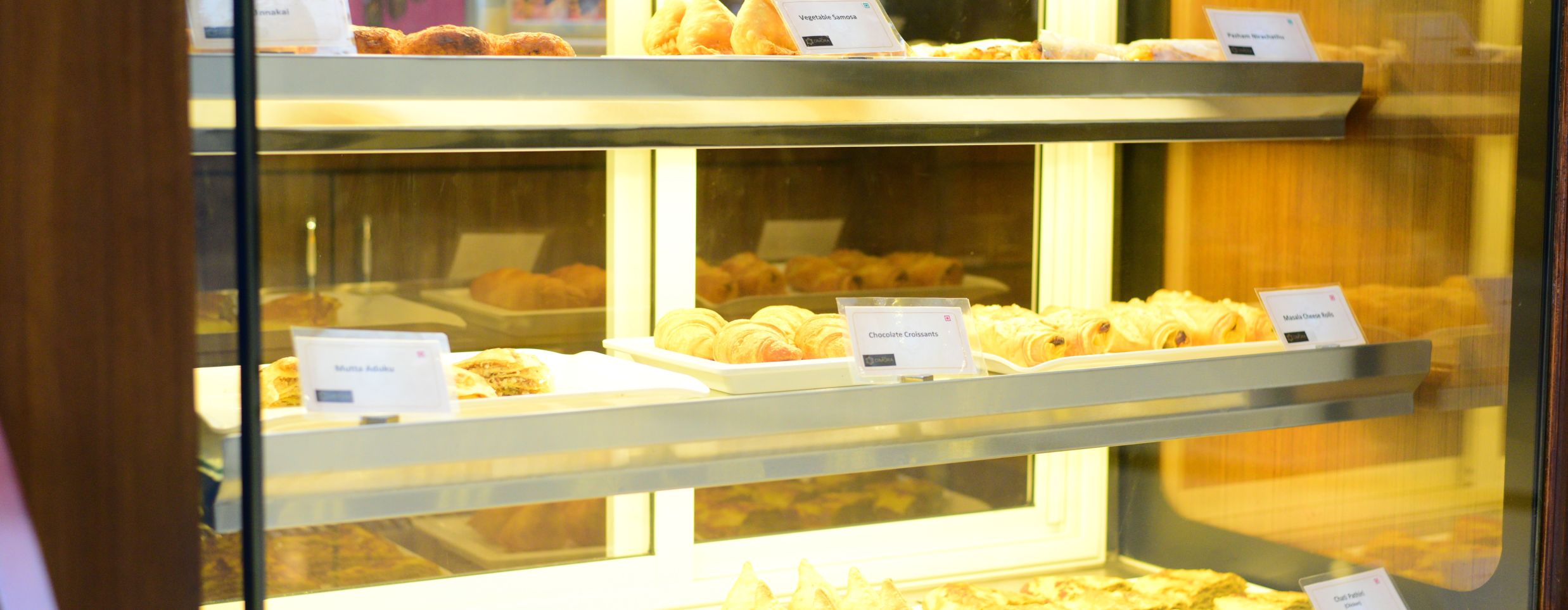 cakes kept in the counter of bees n bites cafe in Calicut 3