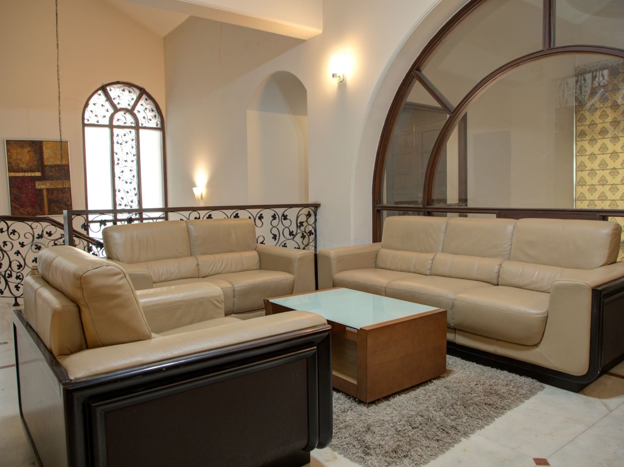 spacious sititng area with sofas and centre table