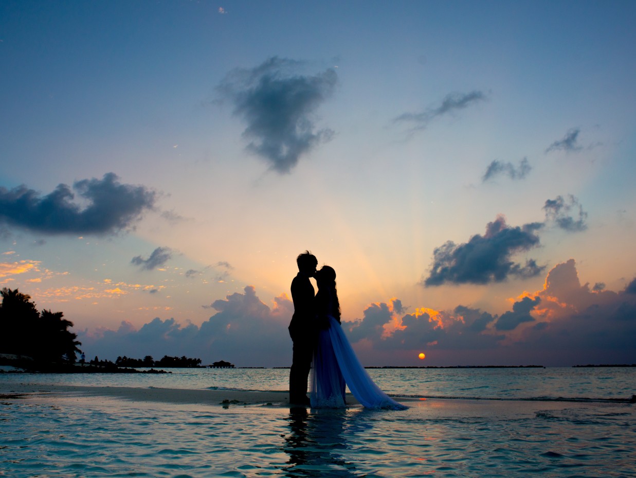 silhouette-photo-of-man-and-woman-kisses-between-body-of-1024968