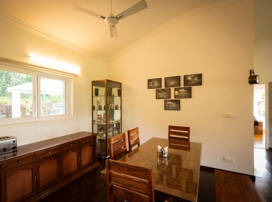 alt-text Main House Dining Area with a dining table - Ibex Stays & Trails, Kotagiri