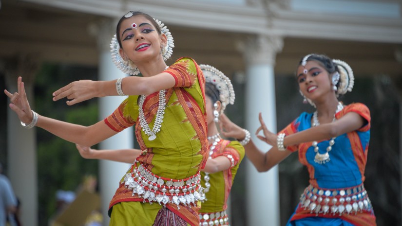 classical dancers at Elephanta Festival