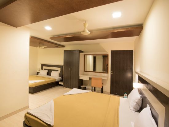 Hotel Vaikunth By Adamo - two beds offered by the Family Room in Nathdwara