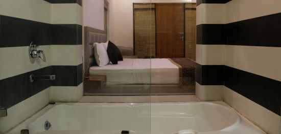 alt-text poolview room bathtub - Corbett Panorama Resort, Ramnagar