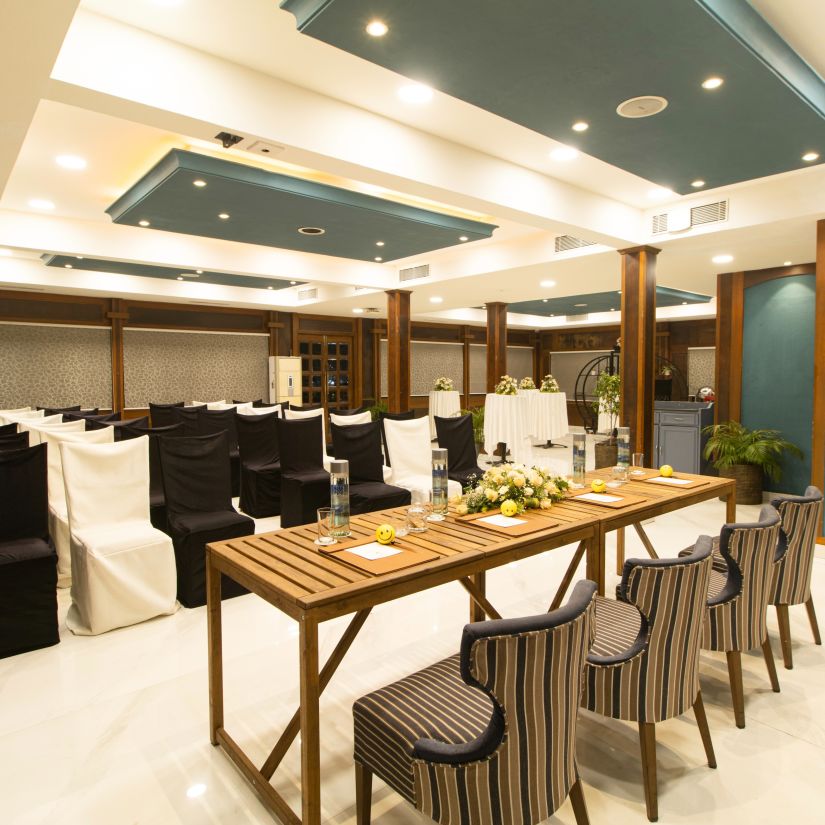 Compass  - Modern conference room in  Polo Floatel Kolkata with black chairs and a stylish wooden table.