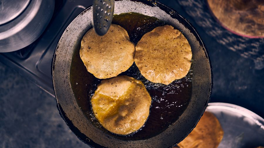 A frying pan full of puri