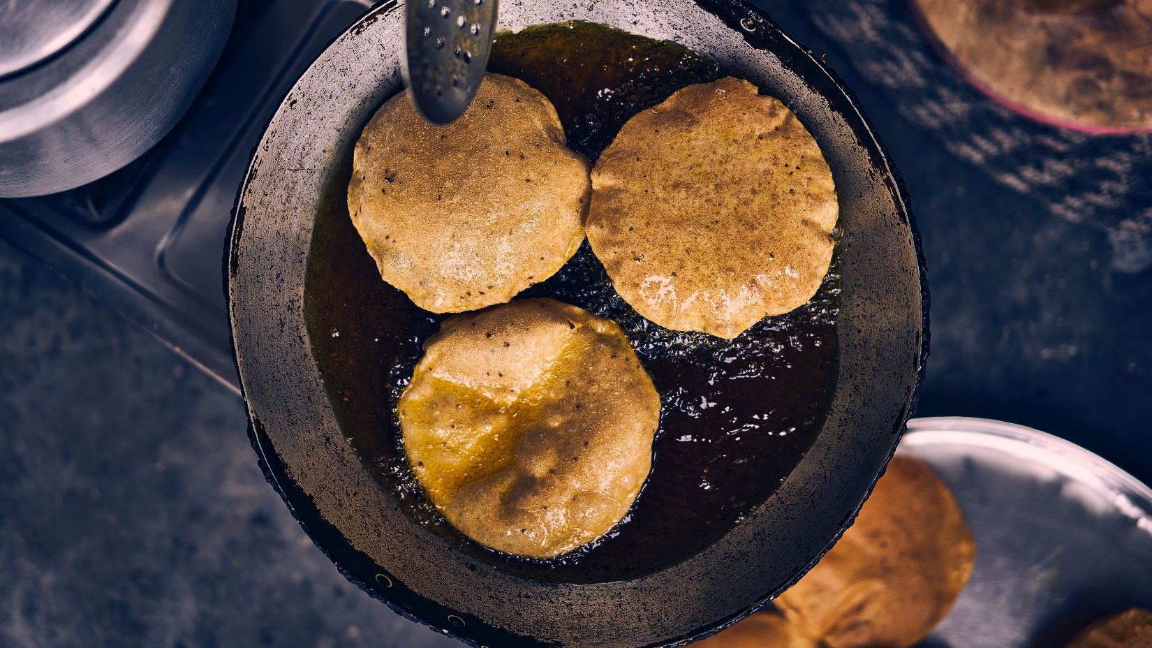 poori in oil