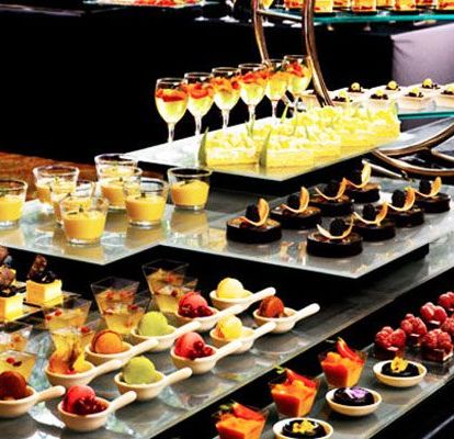 many items kept on the tray during a buffet for people to eat