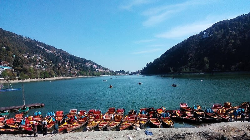 A wide angle view of the Naini Lake with the boat tied up beside the shore