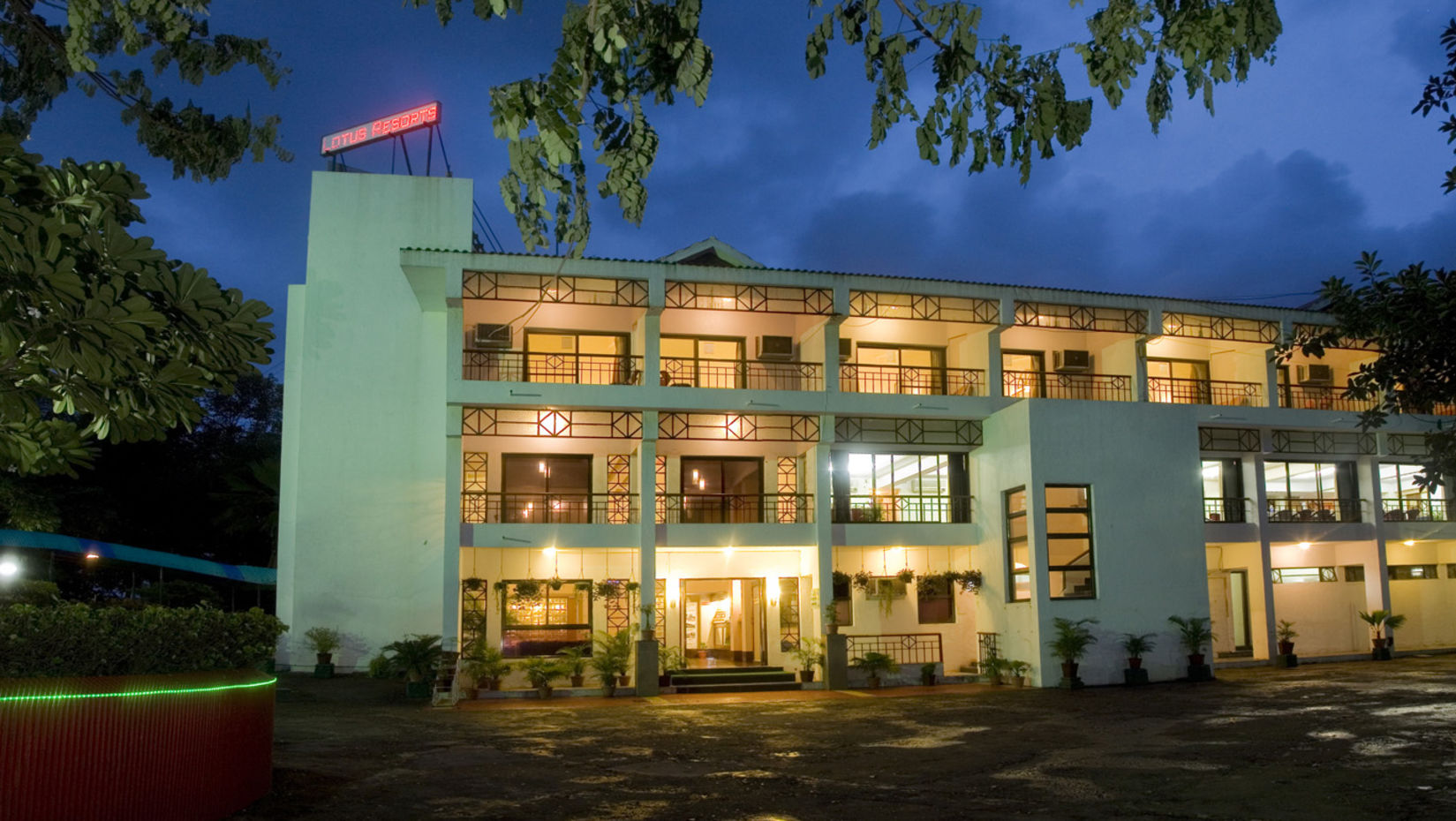 Facade view in the night with lights lit up - VITS Kamats Resort, Silvassa