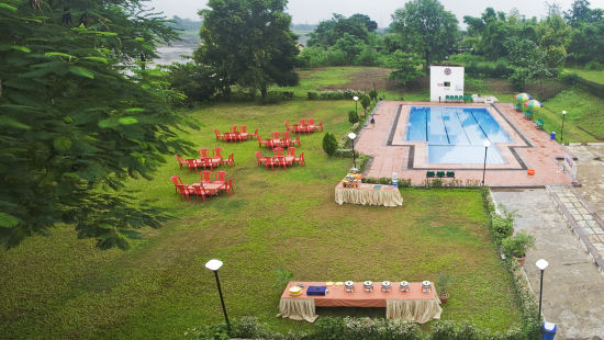 seating arrangements on the lawn area next to the swimming pool - VITS Kamats Resort, Silvassa