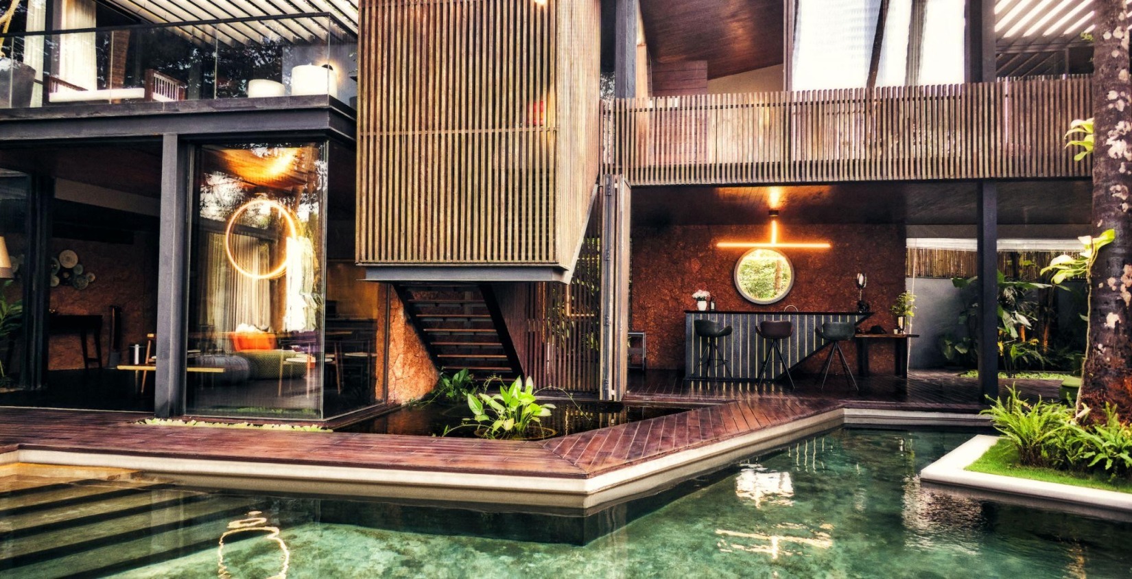 The wooden exterior of the hotel and the adjacent pool - Villa in Palms by V Escapes