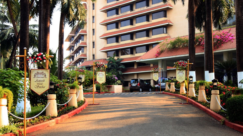 the driveway leading to our hotel in Mumbai