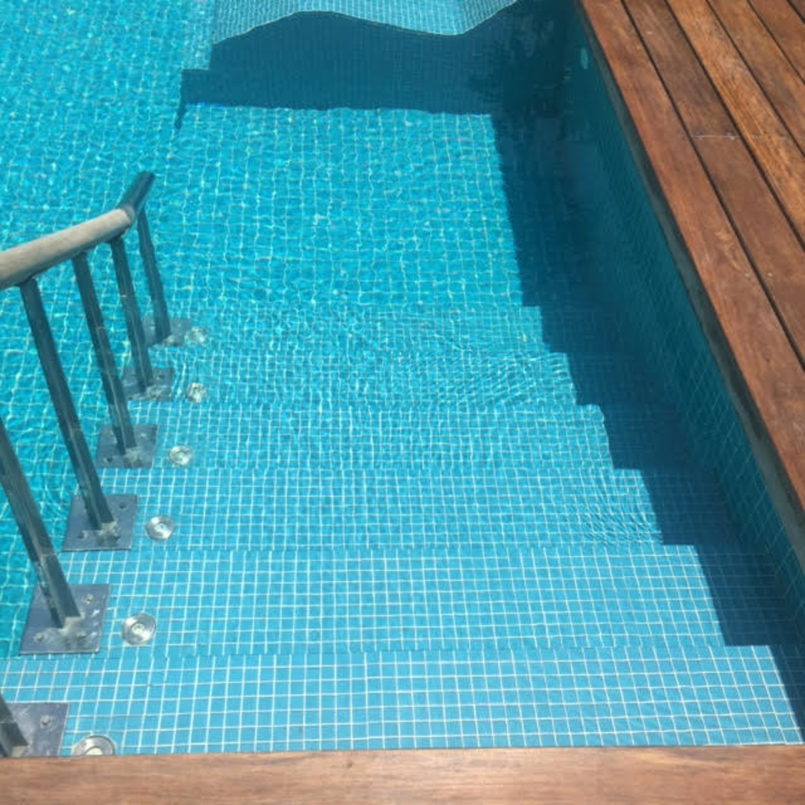 steps leading into swimming pool