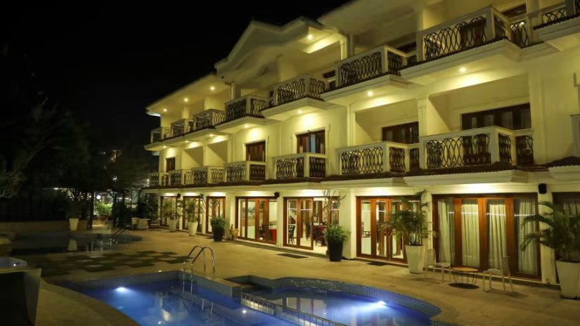 Side view of the exterior of White Pearl Suite with partial view of the outdoor swimming pool - Rosetum Hotels 