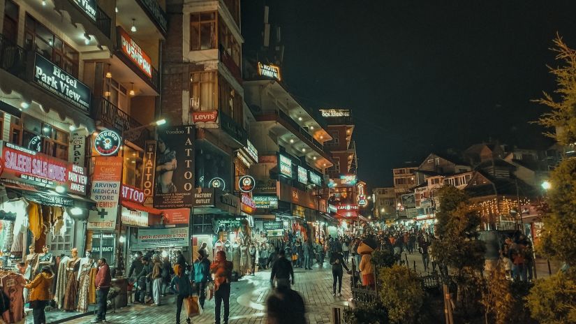 mall road of manali captured during the night 