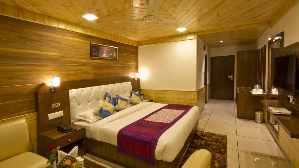 Holiday Heaven, Manali Manali Holiday Heaven  Deluxe Rooms,  Budget Hotels in Manali, hotels on gurudwara Road Manali, Hotels near Manali Bus Stand