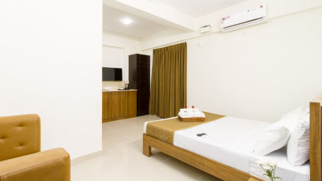 Premium Queen Room with Kitchenette The Sanctum Suites in Whitefield 3