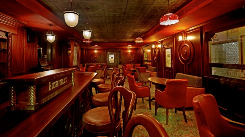 Interior view of moon and six pence lounge in Chennai at Hablis Hotel