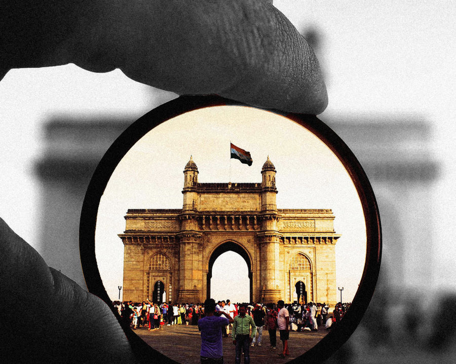 alt-text Gateway of India through a lens