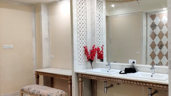 Room Type - Maharani Suite - Bathroom 13