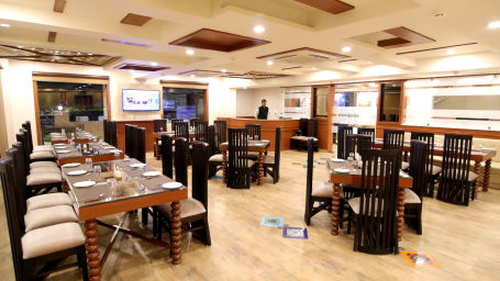 Seating arrangement at the Restaurant 1 - Udman Hotel Haridwar