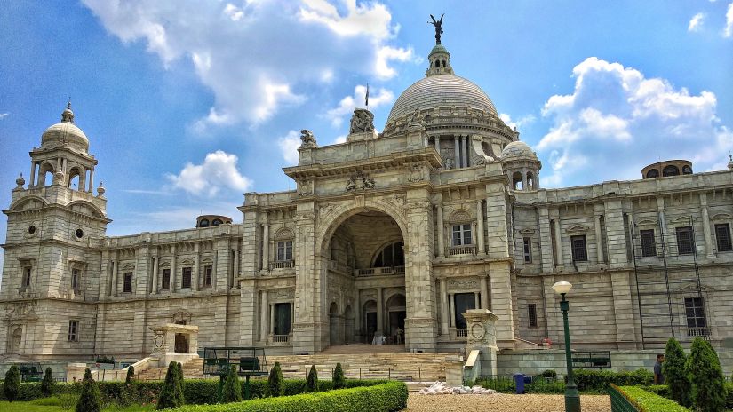 the white exterior of victoria memorial, a museum in Kolkata