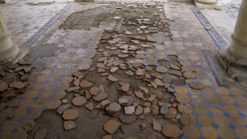 broken floor tiles in the centre and intact tiles on the sides - The Baradari Palace