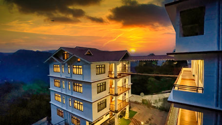 Dream Villa Retreat, Pelling - The facade of our hotel during sunset