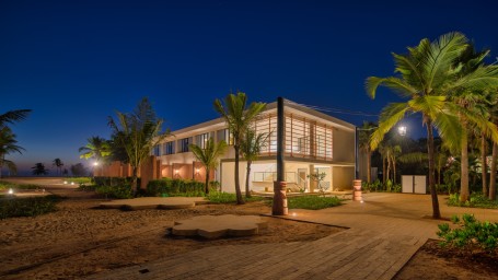 The view of the Luxury Room with Patio wing from outside