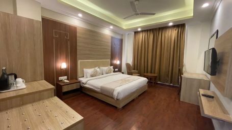 Overview of the Premium Room with a queen bed, tea and coffee maker and a tv wallmounted - Sumitel Gangtok