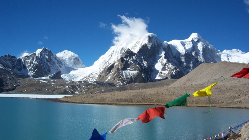 Buddhist Flag flutters in GuruDongmar Lake