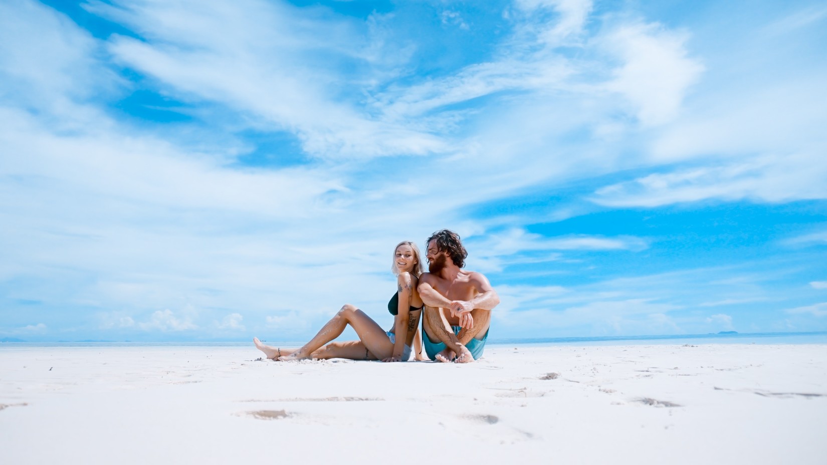 a couple in the beachs of galle 