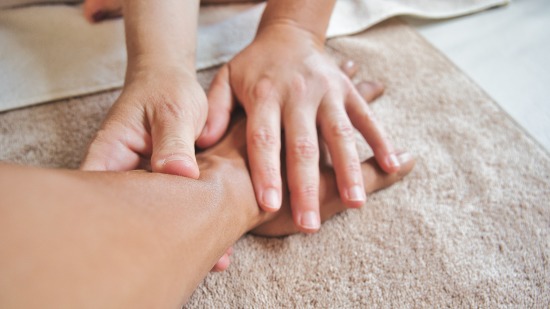 Carlton Kodaikanal - person getting their hands massaged