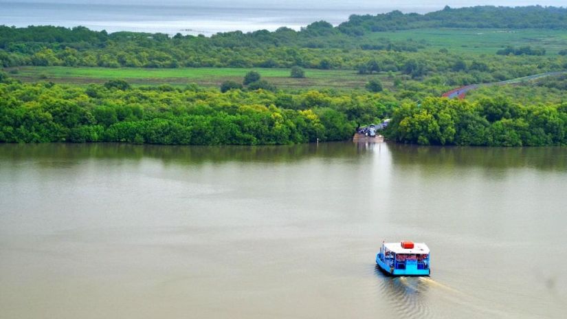 A boat in the river near Divar Island