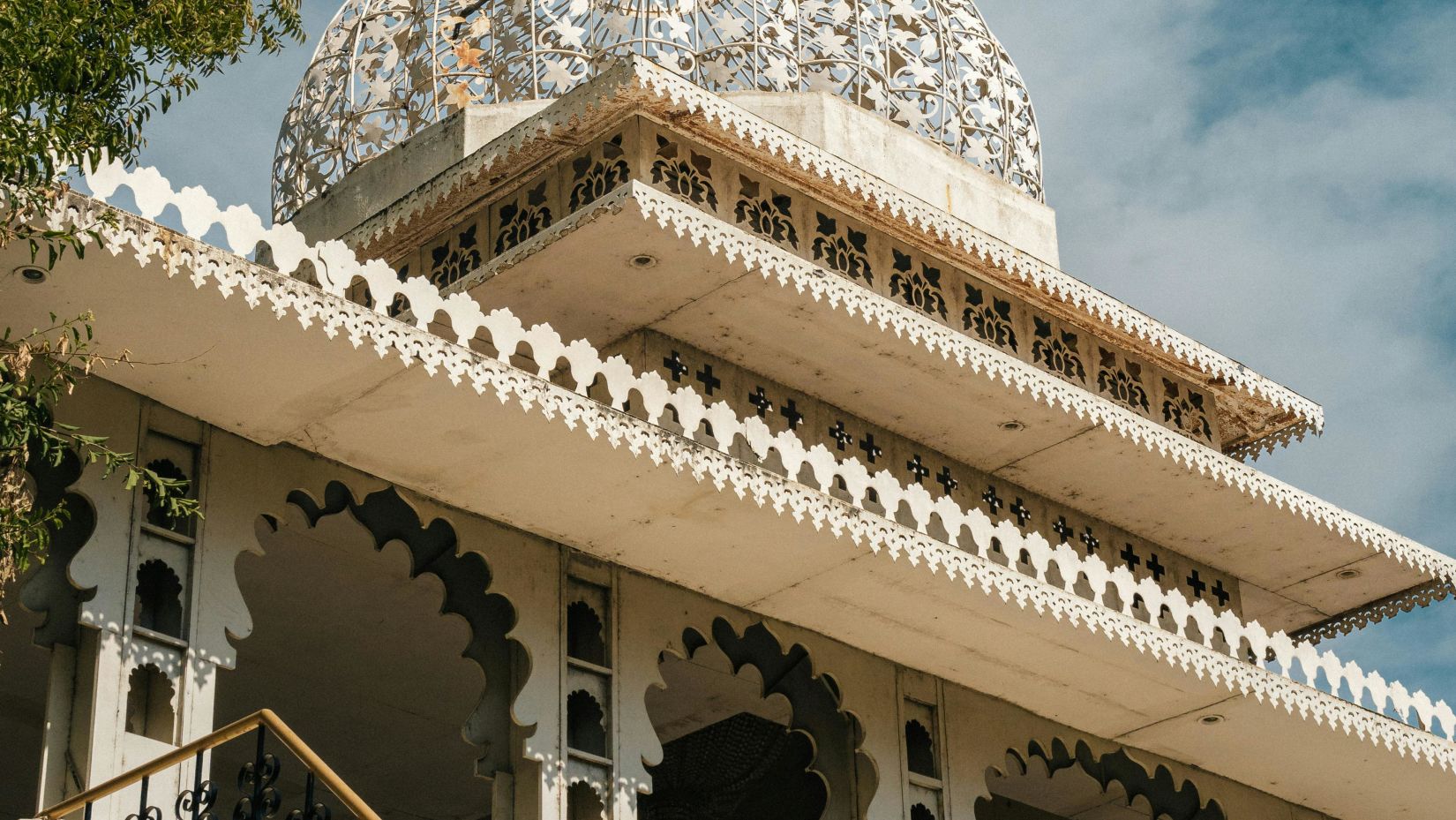 a close up image of Jag Mandir Palace with the steps leading to it