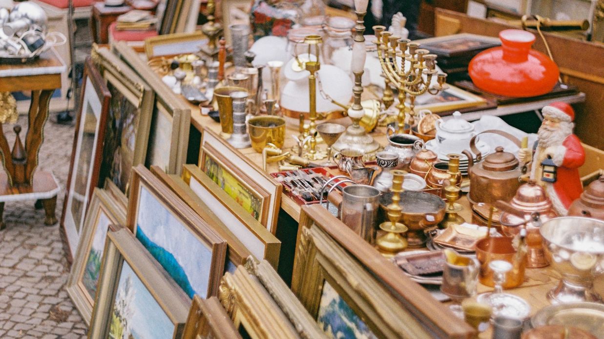 Image of various items placed on a platform in a small kiosk j7hbjt