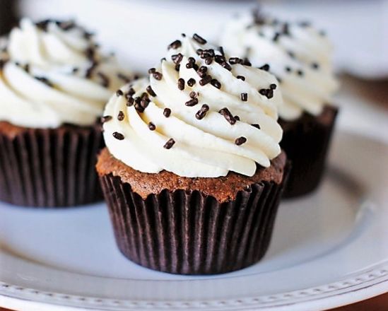 alt-text chocolate cupcakes kept on a plate