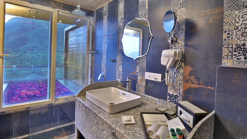 Bathroom unit in Sajjan Chalet with Wading Pool room