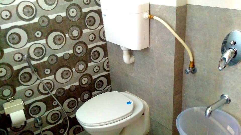 Pune Railway Station Hotel, Suraj Hotel - Bathrooms