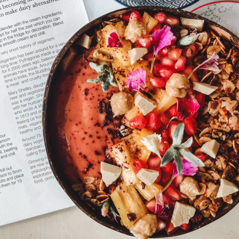 Breakfast bowl with granola 2