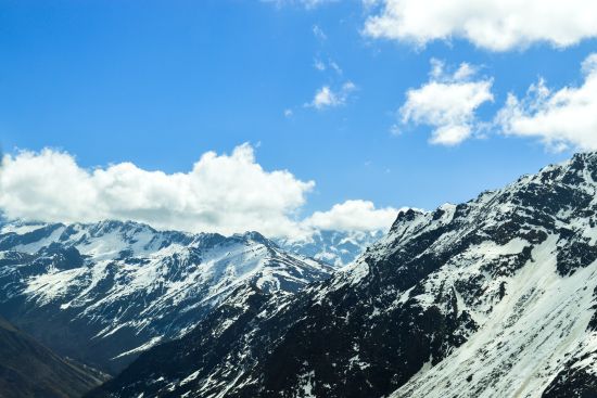 alt-text Kala paththar with snow and black rocks