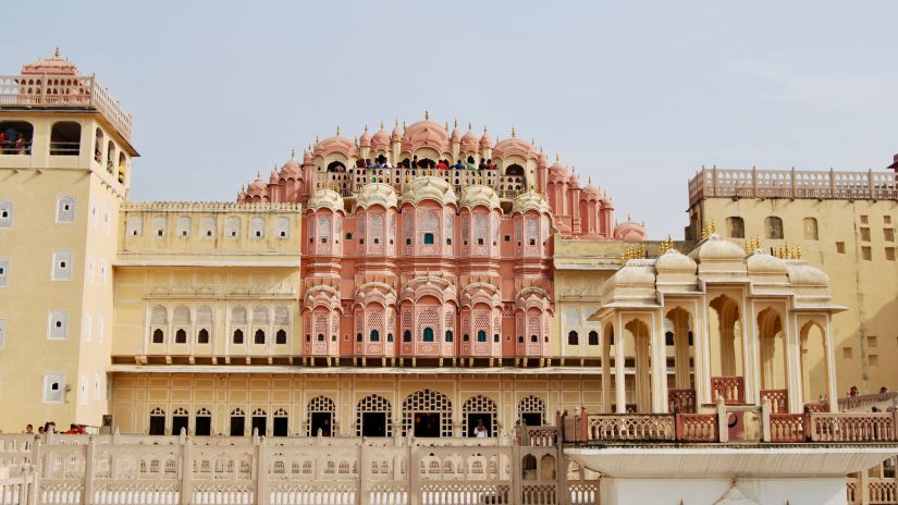 Facade image of the hawa mahal in Jaipur with the centre of the building in the colour pink