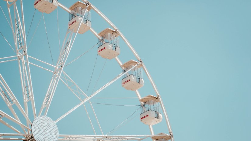 a wheel with passengers to show the views of the city