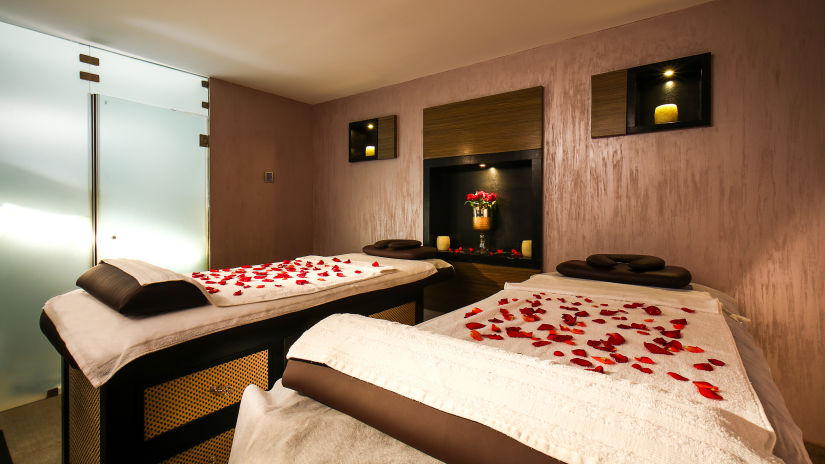 The Empresa Boutique Hotel - spa beds decorated with rose petals at the spa in Andheri