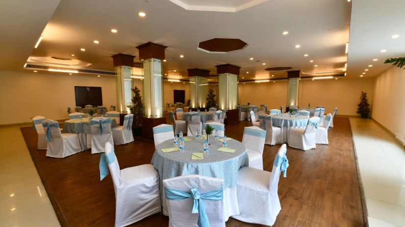 a view of the conference hall featuring round tables and chairs at Mastiff Grand, Manali