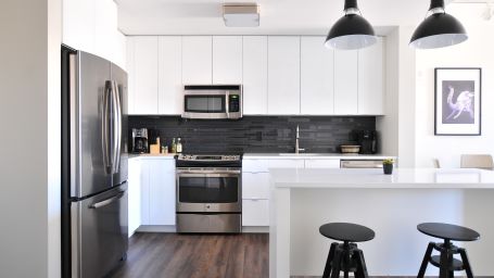 kitchnette with a refrigerator, chairs, oven